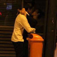 Cleo Pires e Rômulo Neto jantam em clima de romance e se beijam no meio da rua