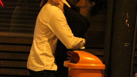 Cleo Pires e Rômulo Neto jantam em clima de romance e se beijam no meio da rua