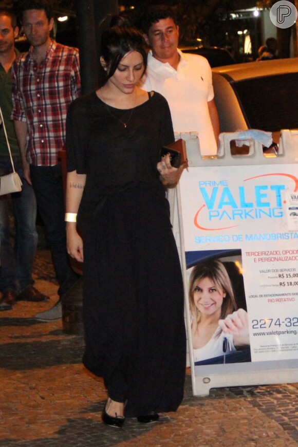 Cleo Pires deixa restaurante do Leblon, no Rio, em 21 de janeiro de 2014
