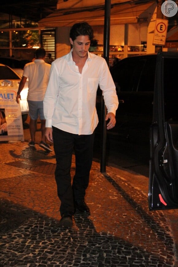 Cleo Pires e Rômulo Neto jantam em restaurante do Leblon, no Rio, em 21 de janeiro de 2014