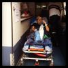 Dona Conceição, mãe de Monique Evans, recebe os primeiros cuidados em ambulância