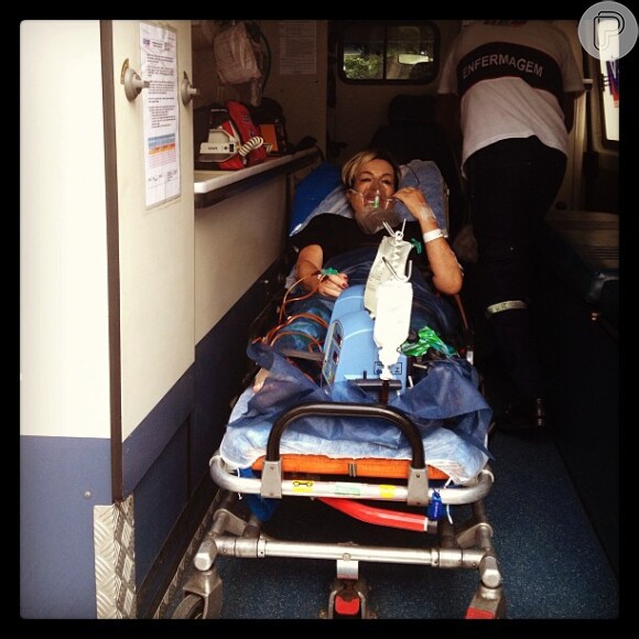 Dona Conceição, mãe de Monique Evans, recebe os primeiros cuidados em ambulância