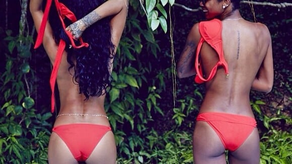 Rihanna sensualiza e tira parte de cima do biquíni ao lado de amiga