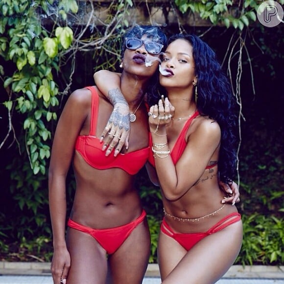 Rihanna exibe boa forma em biquíni vermelho, em 23 de janeiro de 2014