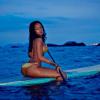 Rihanna pratica stand up paddle no mar de Copacabana, no Rio