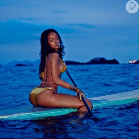 Rihanna pratica stand up paddle no mar de Copacabana, no Rio