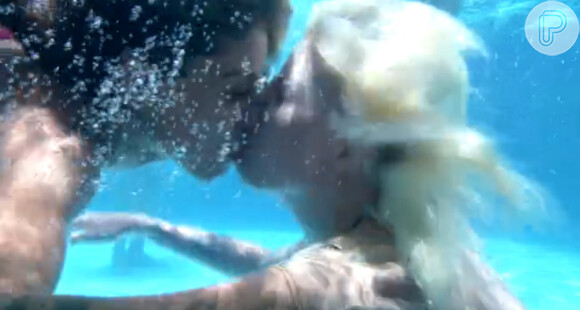 Clara e Vanessa se beijando na piscina do 'BBB 14'