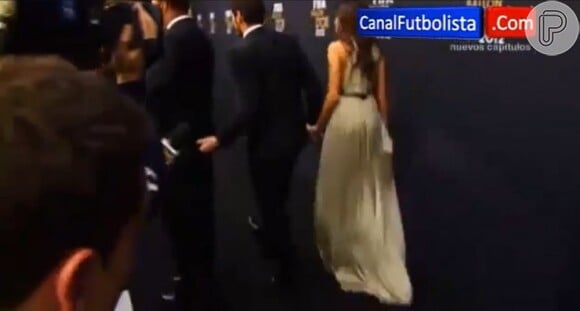 Ronaldo recebe carinho estranho de Casillas na festa de gala da Fifa, em 7 de janeiro de 2013