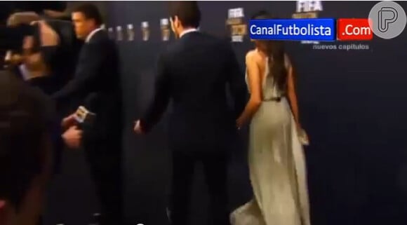 Momento em que Casillas se aproxima de Ronaldo, já preparado para apalpar o bumbum do ex-jogador