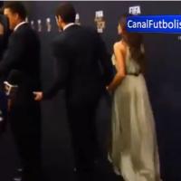 Ronaldo Fenômeno recebe carinho estranho de Casillas na premiação da Fifa