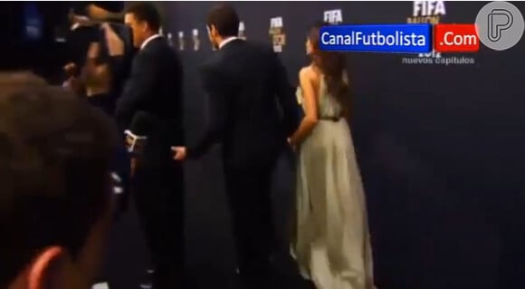 Casillas brinca com Ronaldo, fazendo um carinho estranho diante das câmeras na festa de gala da Fifa, em 7 de janeiro de 2013