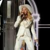 Madonna canta 'Open Your Heart' para celebrar o casamento de 34 casais no Grammy Awards 2014, em 26 de janeiro de 2014