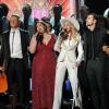 Macklemore, Mary Lambert, Madonna, Ryan Lewis and Queen Latifah se juntam no final da apresentação de 'Same Love' e Open Your Heart' no Grammy Awards 2014