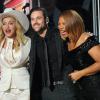 Madonna, Ryan Lewis e Queen Latifah se abraçam ao final da apresentação no Grammy Awards 2014