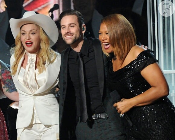 Madonna, Ryan Lewis e Queen Latifah se abraçam ao final da apresentação no Grammy Awards 2014