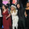 Macklemore, Mary Lambert, Madonna, Ryan Lewis e Queen Latifah se emocionam ao final da apresentação no Grammy Awards 2014