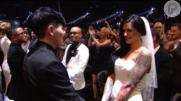 34 casais se casam na plateia do Grammy Awards 2014 ao som de Madonna cantando 'Open Your Heart'