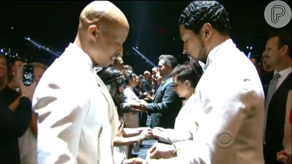 Casais trocam alianças no meio da plateia do Grammy Awards 2014