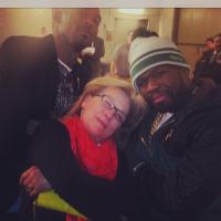 Meryl Streep faz pose 'estilo gângster' com 50 Cent após jogo de basquete em NY