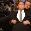 Leonardo Dicaprio recria cena de 'Titanic' no palco do 'Saturday Night Live' com Jonah Hill