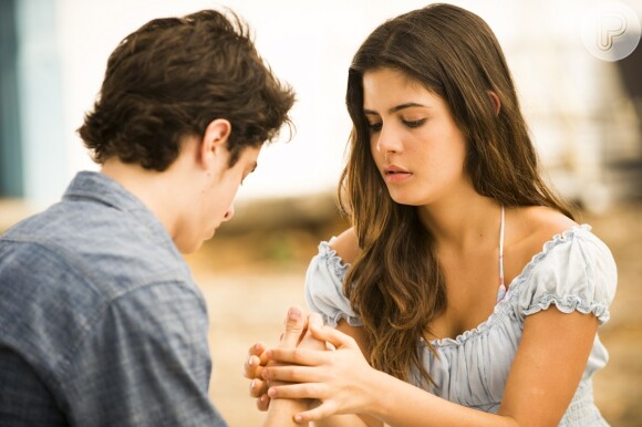Laerte (Eike Duarte) e Helena (Julia Dalavia) fazem um pacto de amor, no primeiro capítulo de 'Em Família', em 3 de fevereiro de 2014