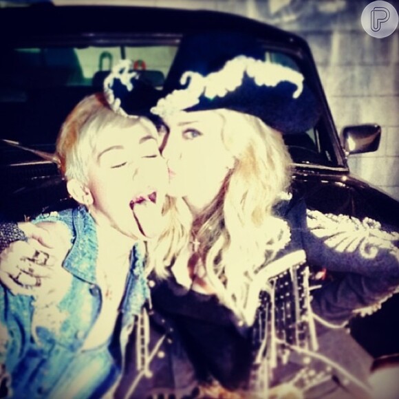 Miley Cyrus ganha beijo de Madonna após gravação de seu 'Acústico MTV'