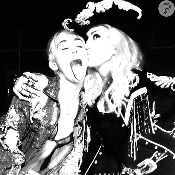 Miley Cyrus e Madonna fazem dueto vestidas de cowgirls