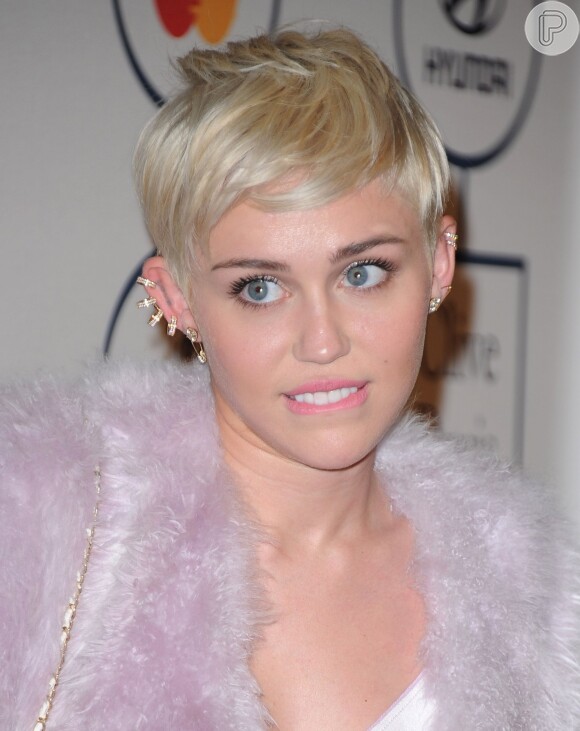 Miley Cyrus cantou as músicas de seu novo álbum 'Bangerz' em seu 'Acústico MTv'