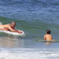 Pedro Bial pratica bodyboard com os filhos José e Ana na praia do Grumari, no RJ