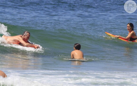 Pedro Bial passou o dia na praia do Grumari, Zona Oeste do Rio de Janeiro, acompanhado de seus filhos, José, de 11 anos, e Ana, de 26