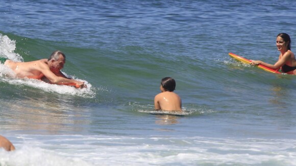 Pedro Bial pratica bodyboard com os filhos José e Ana na praia do Grumari, no RJ