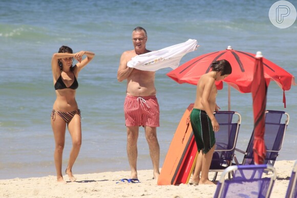 Pedro Bial e seus filhos, Pedro, de 11 anos, e Ana, de 26, curtiram juntos nesta quarta-feira, 29 de janeiro de 2014, o dia na praia do Grumari, Zona Oeste do Rio de Janeiro