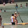 Juliana Didone aproveitou o dia de folga das gravações e praticou stand up paddle na praia da Barra nesta quarta-feira, dia 29 de janeiro de 2014