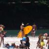 Juliana Didone aproveitou o dia de folga das gravações e praticou stand up paddle na praia da Barra nesta quarta-feira, dia 29 de janeiro de 2014