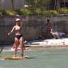 Juliana Didone aproveitou o dia de folga das gravações e praticou stand up paddle na praia da Barra nesta quarta-feira, dia 29 de janeiro de 2014