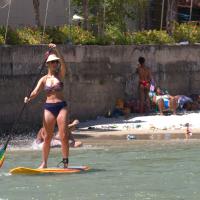 Juliana Didone faz stand up paddle na praia da Barra e leva susto na correnteza