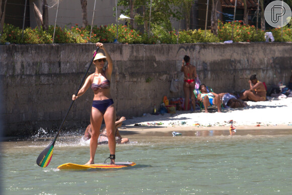Juliana Didone aproveitou o dia de folga das gravações e praticou stand up paddle na praia da Barra nesta quarta-feira, dia 29 de janeiro de 2014