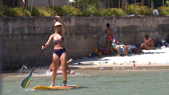 Juliana Didone faz stand up paddle na praia da Barra e leva susto na correnteza