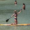Juliana Didone aproveitou a folga para praticar stand up paddle nesta quarta-feira, 29 de janeiro de 2014
