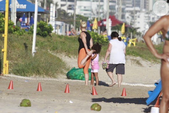 Samara Felippo e Camila Rodrigues praticam juntas treino funcional na praia da Barra da Tijuca, Zona Oeste do Rio de janeiro, nesta quarta-feira, 29 de janeiro de 2014