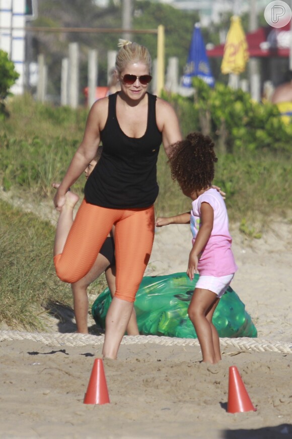 Samara Felippo treina com Camila Rodrigues na praia da Barra da Tijuca, Zona Oeste do Rio de janeiro, nesta quarta-feira, 29 de janeiro de 2014