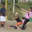 Samara Felippo e Camila Rodrigues praticam CrossCore na praia da Barra, no Rio