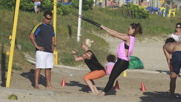 Samara Felippo e Camila Rodrigues praticam CrossCore na praia da Barra, no Rio