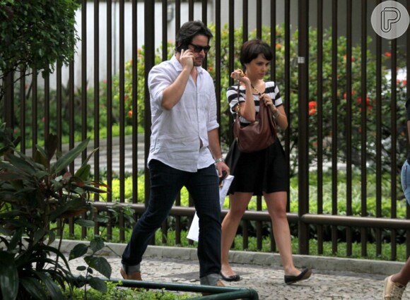 Murilo Benício e Débora Falabella foram fotografados saindo de um escritório de arquitetura em Ipanema, na zona sul do Rio, nesta quarta-feira, 9 de janeiro de 2013