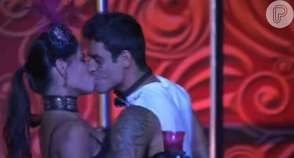 Franciele e Diego se beijam em festa do Circo no 'BBB 14'