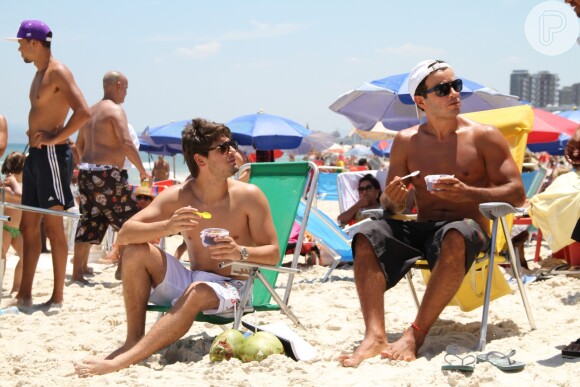 Anderson Di Rizzi e Daniel Rocha curtiram o dia na praia da Barra da Tijuca, Zona Oeste do Rio de Janeiro