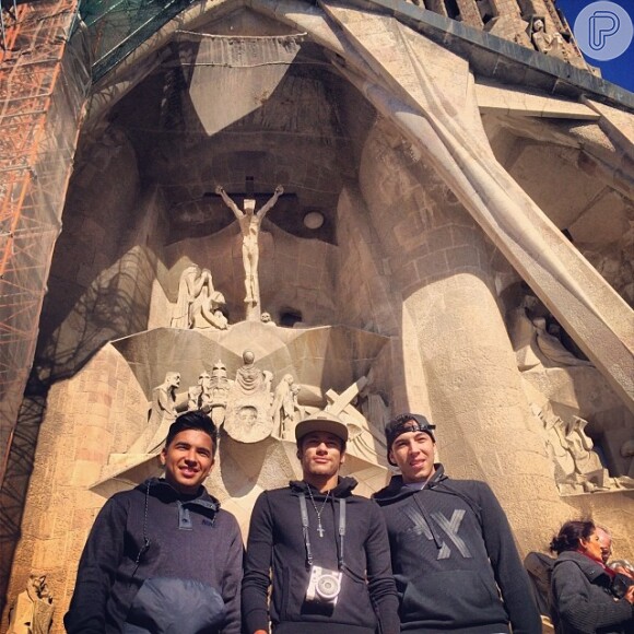 Neymar com os amigos Gilmar e Guilherme faz passeio turístico por Barcelona e conhece a igreja Sagrada Família, nesta quinta-feira, 30 de janeiro de 2014