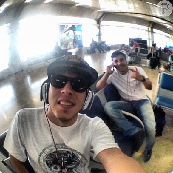 Guilherme e Gilmar, amigos de Neymar, no aeroporto, antes de viajar para Barcelona