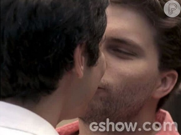 Félix (Mateus Solano) e Niko (Thiago Fragoso) são o primeiro casal gay a se beijar, numa novela da TV Globo