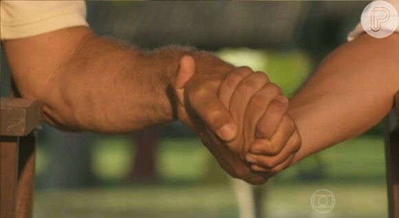Félix (Mateus Solano) e César (Antonio Fagundes) fazem as pazes e dão as mãos no último capítulo de 'Amor à Vida'